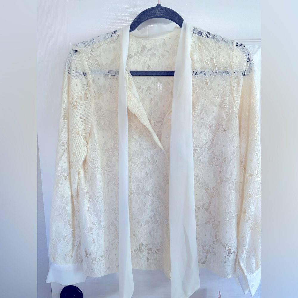 Lacy Buttoned Bowknot Top in Cream